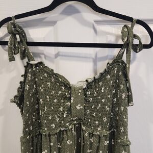 Torrid Green Smocked Top With Dainty Daisy Flowers